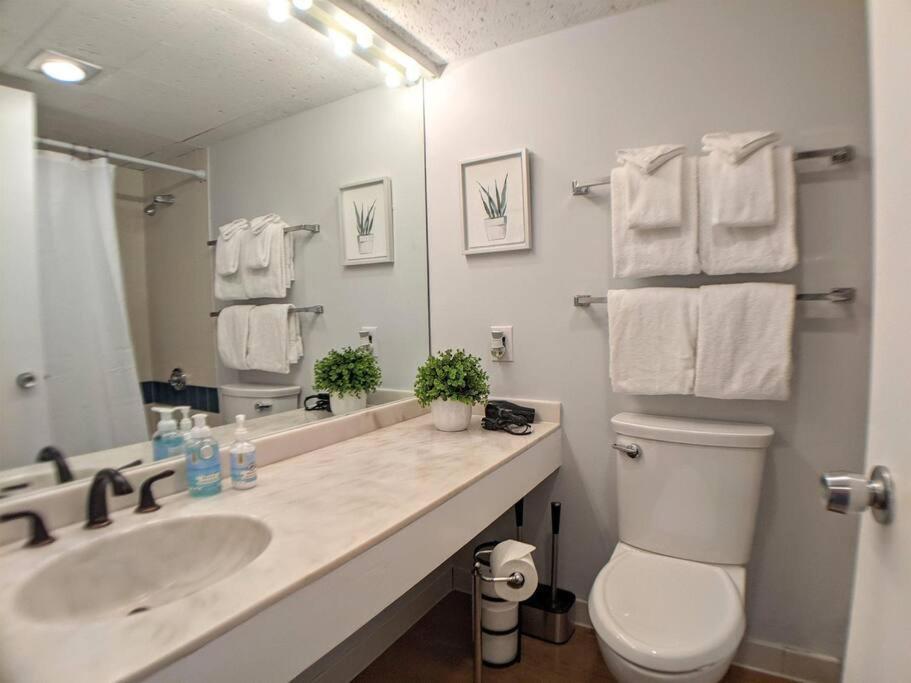 Cute Cedar Lodge Studio With Balcony & Lake Views! Laconia Bagian luar foto