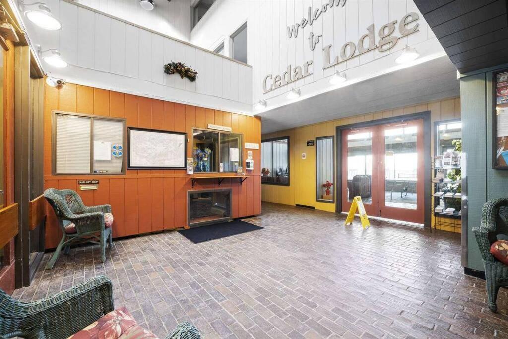 Cute Cedar Lodge Studio With Balcony & Lake Views! Laconia Bagian luar foto