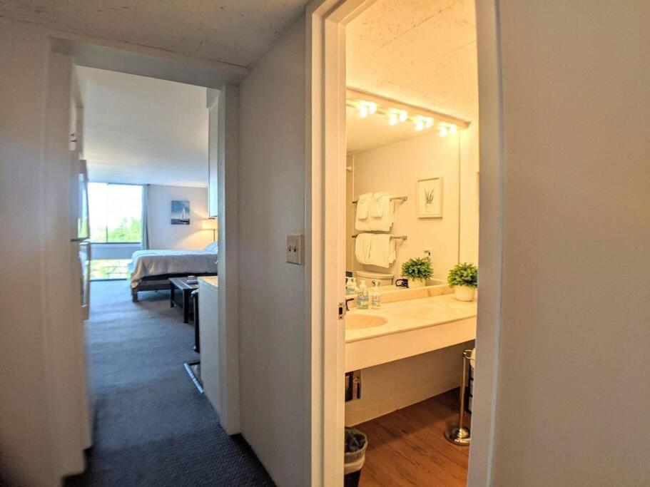 Cute Cedar Lodge Studio With Balcony & Lake Views! Laconia Bagian luar foto