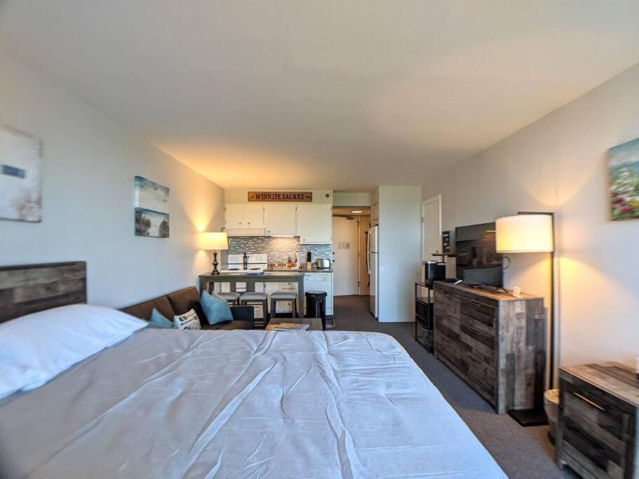 Cute Cedar Lodge Studio With Balcony & Lake Views! Laconia Bagian luar foto
